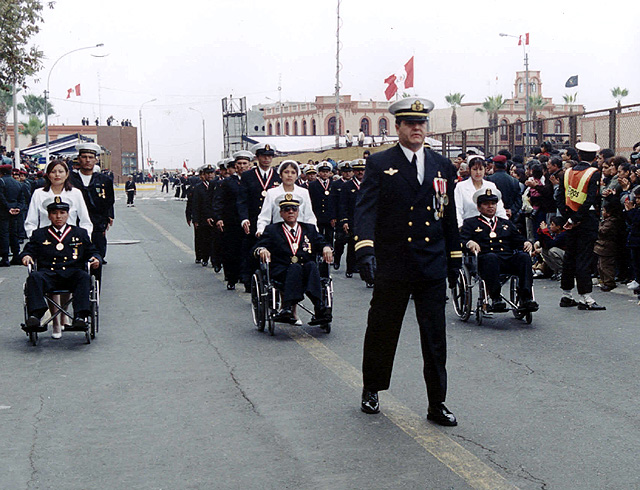 desfile-8oct01-brigada-azul-y-oro.jpg